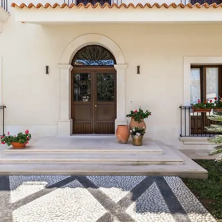 Raphael Villa Avola